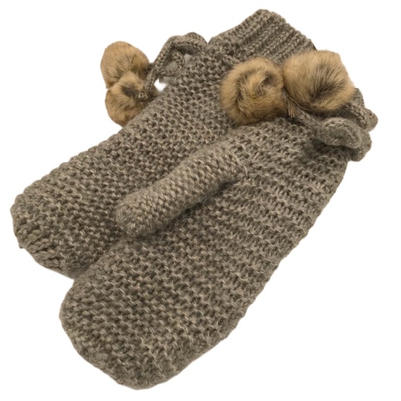 NWT H&M Women’s Grey Knit Mittens with Pom Poms - Picture 2 of 5